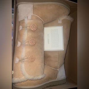 UGG boots Bailey button